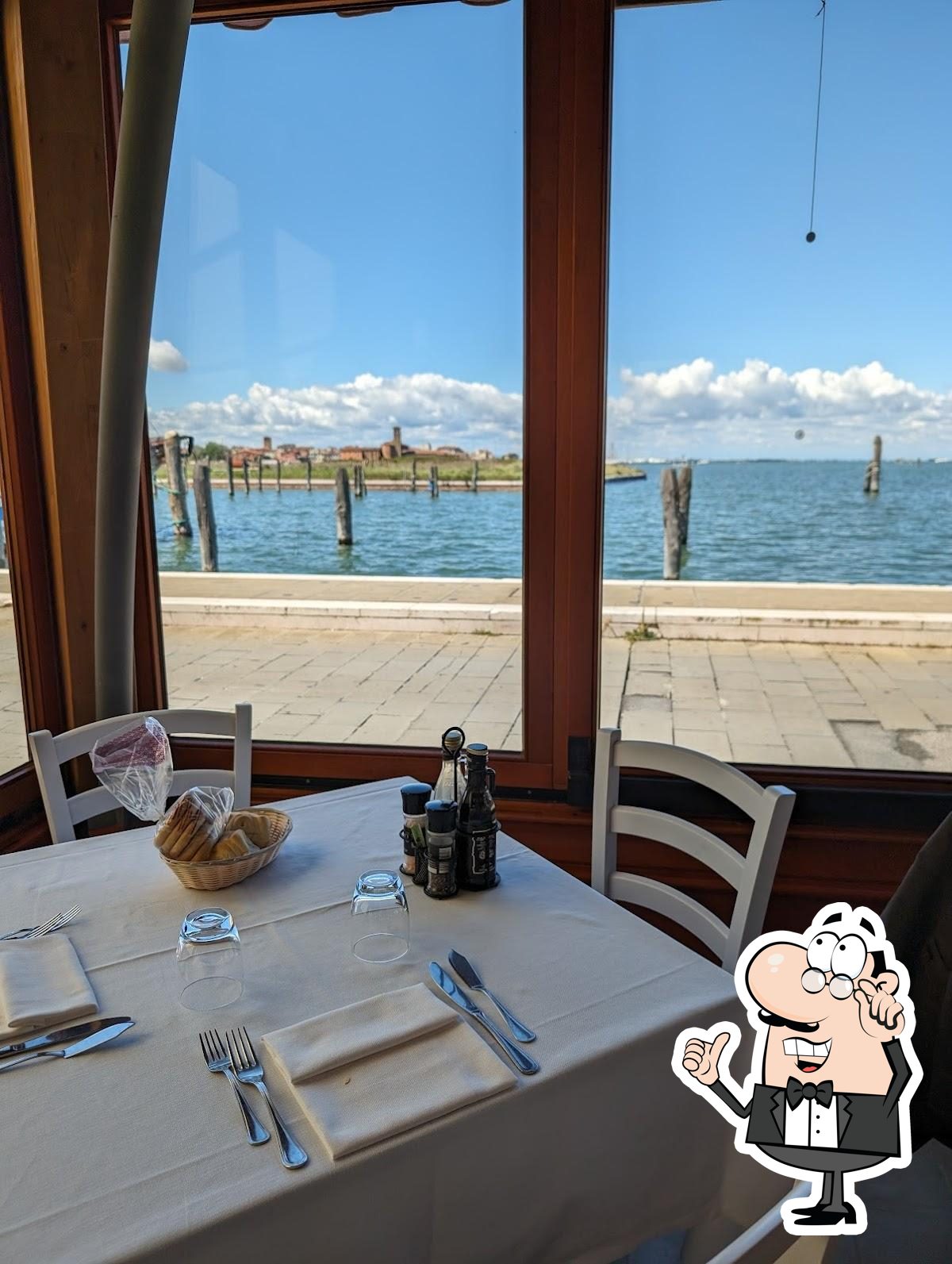 Посмотрите на внутренний интерьер "Trattoria da Momolo".