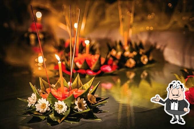Посмотрите на внутренний интерьер "Gluay Nam Wah Restaurant".