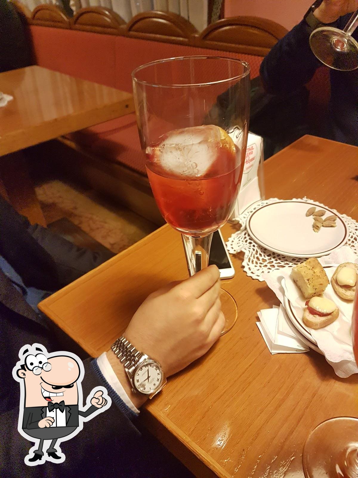 Посмотрите на внутренний интерьер "Bar Basso".