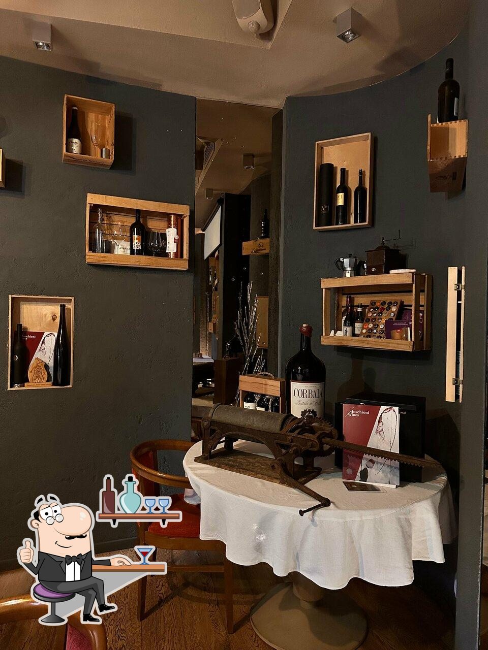 Посмотрите на внутренний интерьер "Vino di Vino".