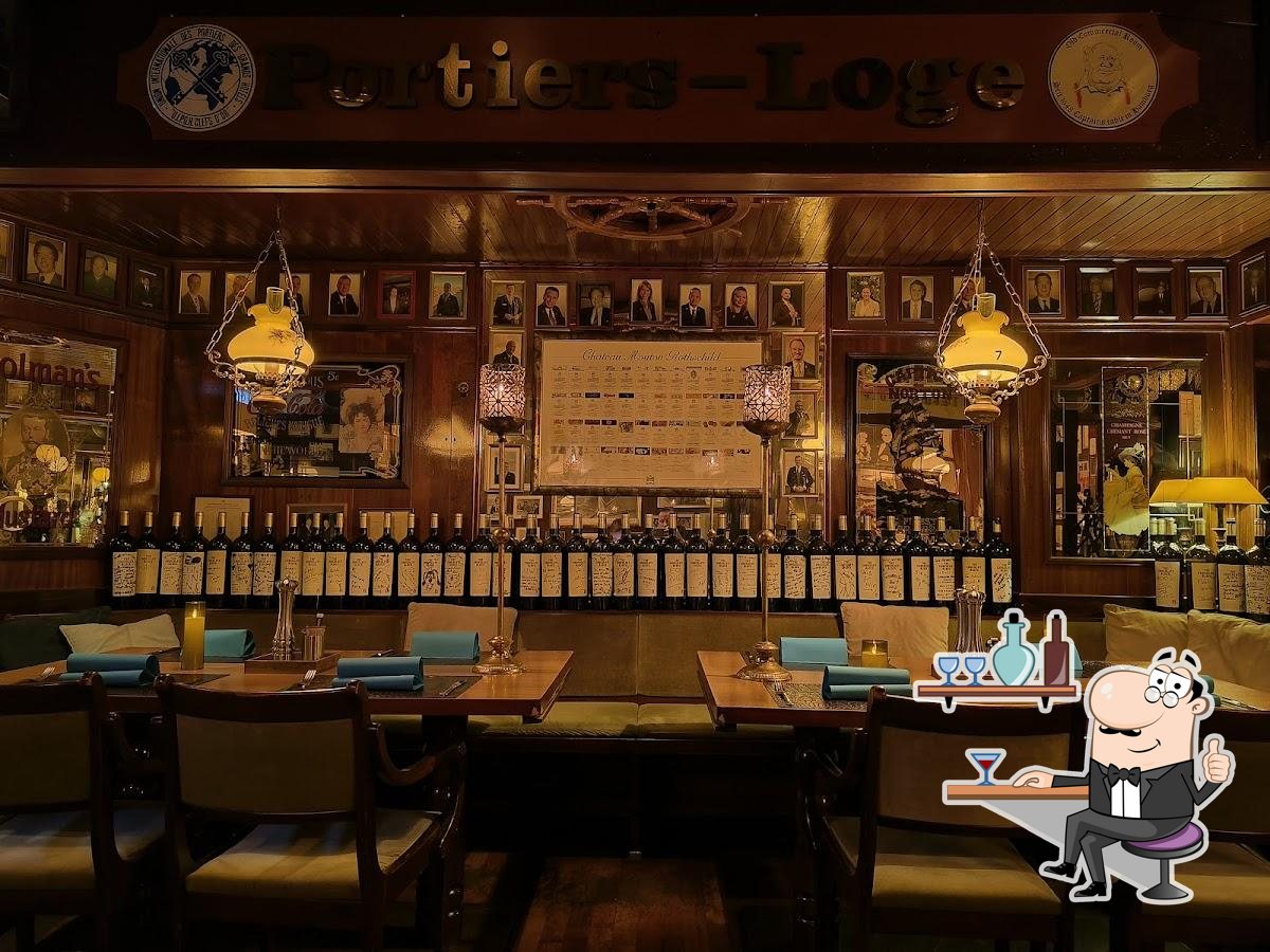 Посмотрите на внутренний интерьер "Old Commercial Room".