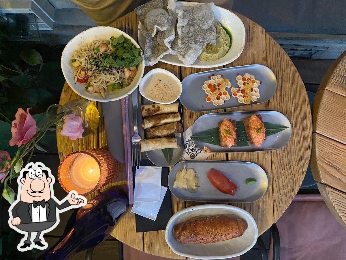 Посмотрите на внутренний интерьер "SUKE bistro".