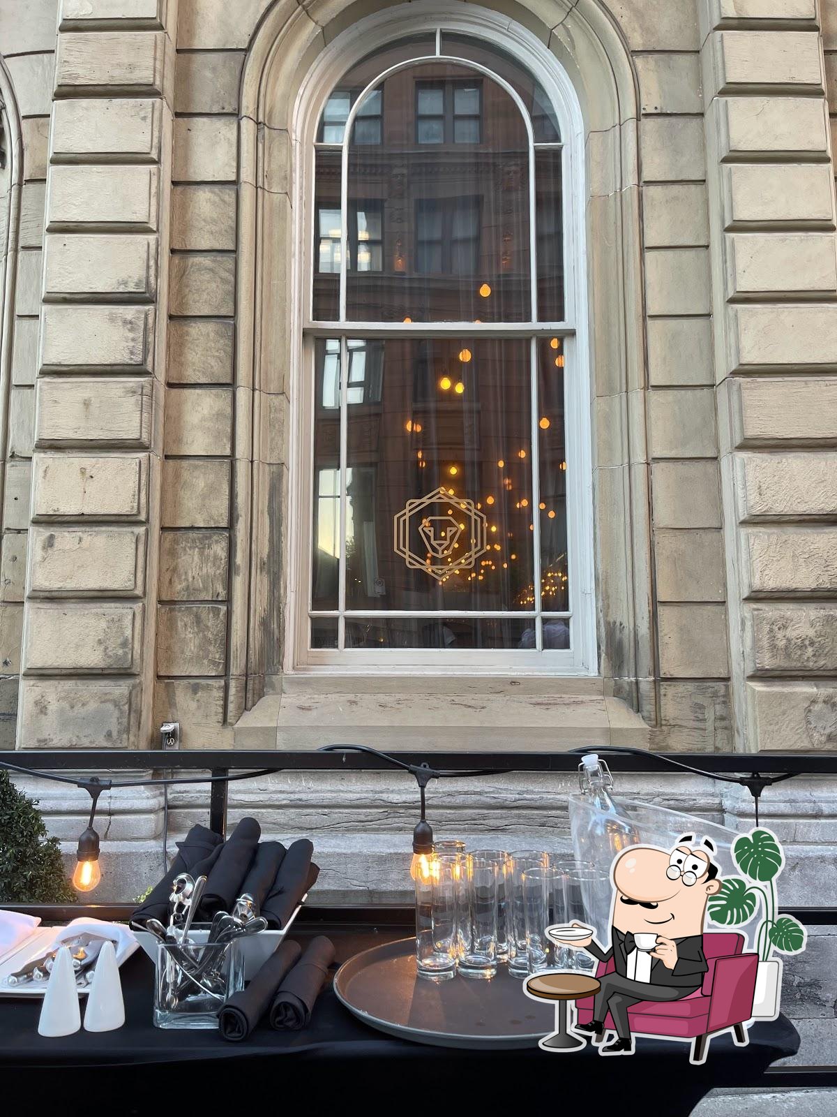 Забронируйте столик в "Brasserie 701".