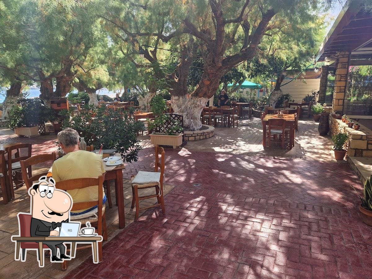 Забронируйте столик в "Damnoni Tavern".