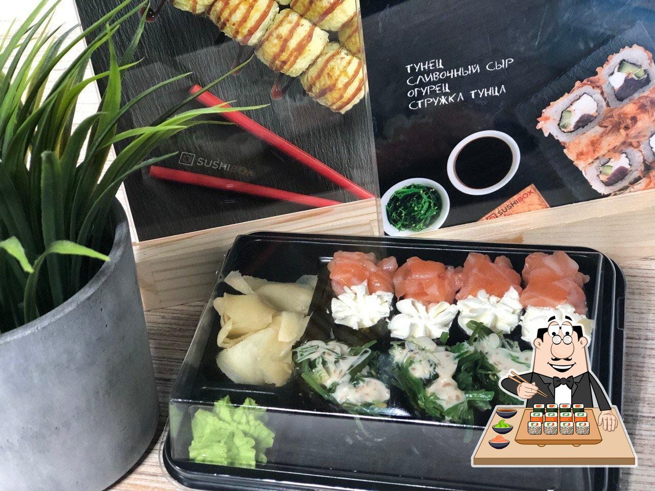 В "The Sushi Box" вы можете попробовать суши.