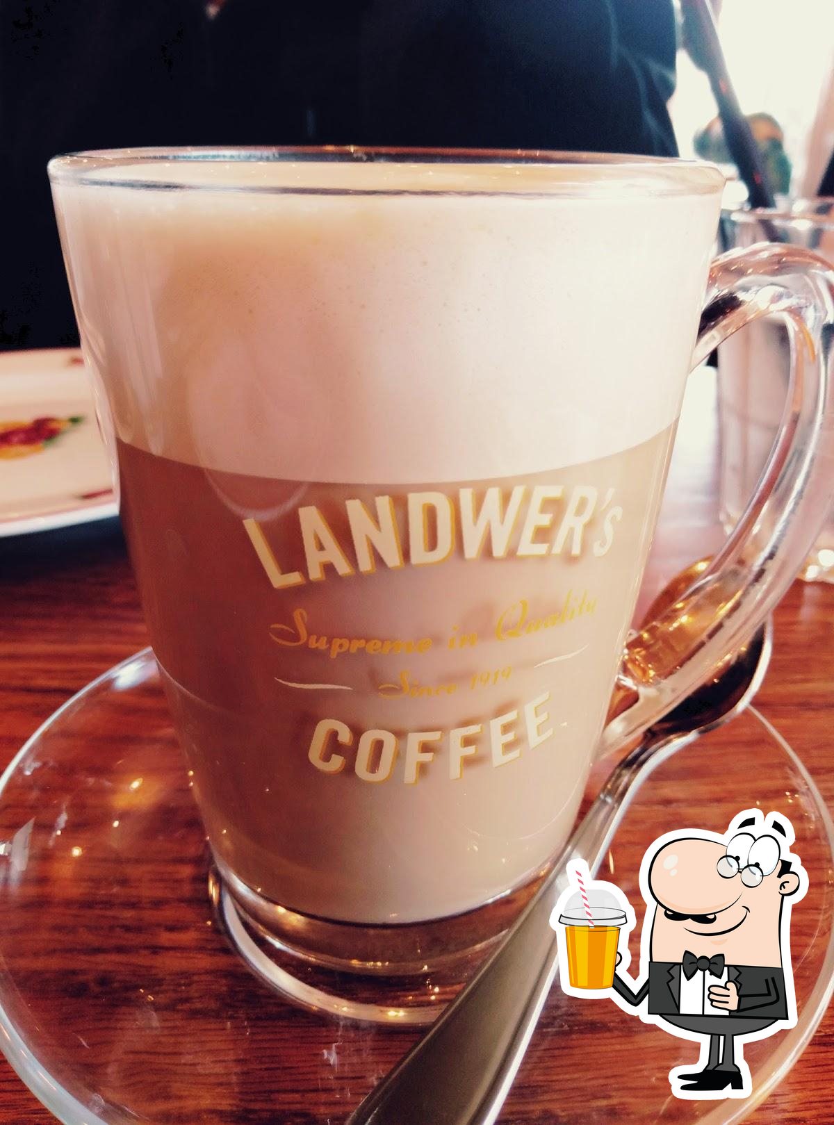 Закажите различные напитки, представленные в "Landwer Cafe".