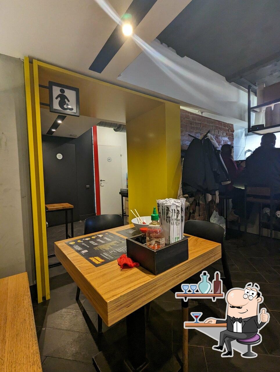 Посмотрите на внутренний интерьер "Slurp Ramen Bar".