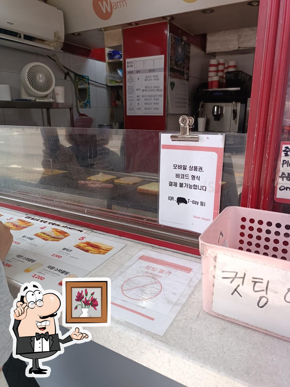 Интерьер "Isaac Toast & Coffee Myeongdong".