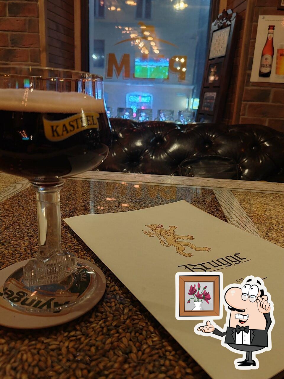 Посмотрите на внутренний интерьер "Brugge Tap Room".