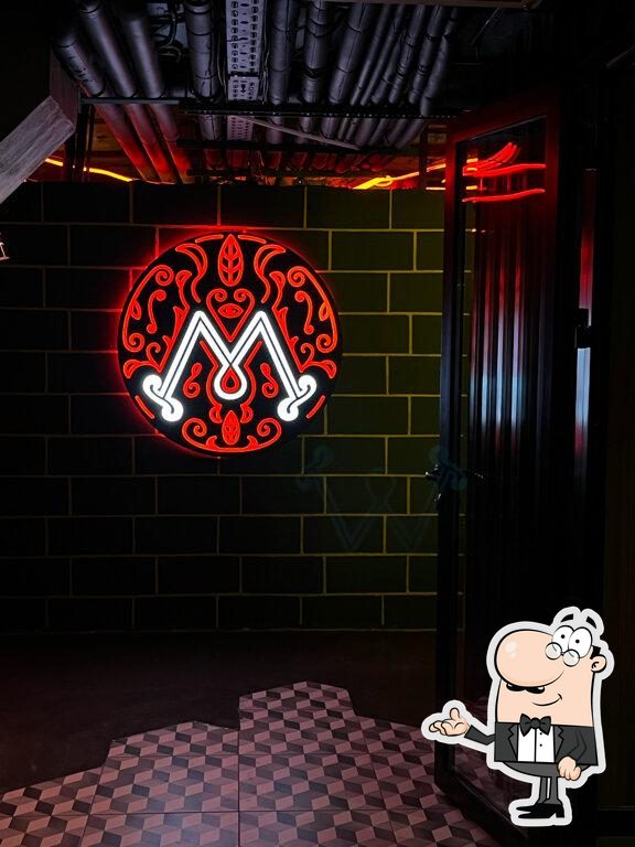 Забронируйте столик в "Rizz Cyber & Lounge".