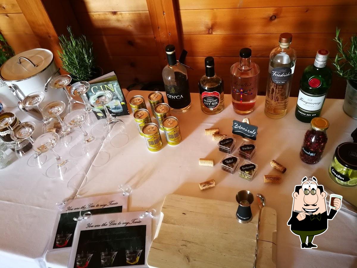 Попробуйте разнообразные напитки, представленные в "MainÄppelHaus Lohrberg Streuobstzentrum e.V.".