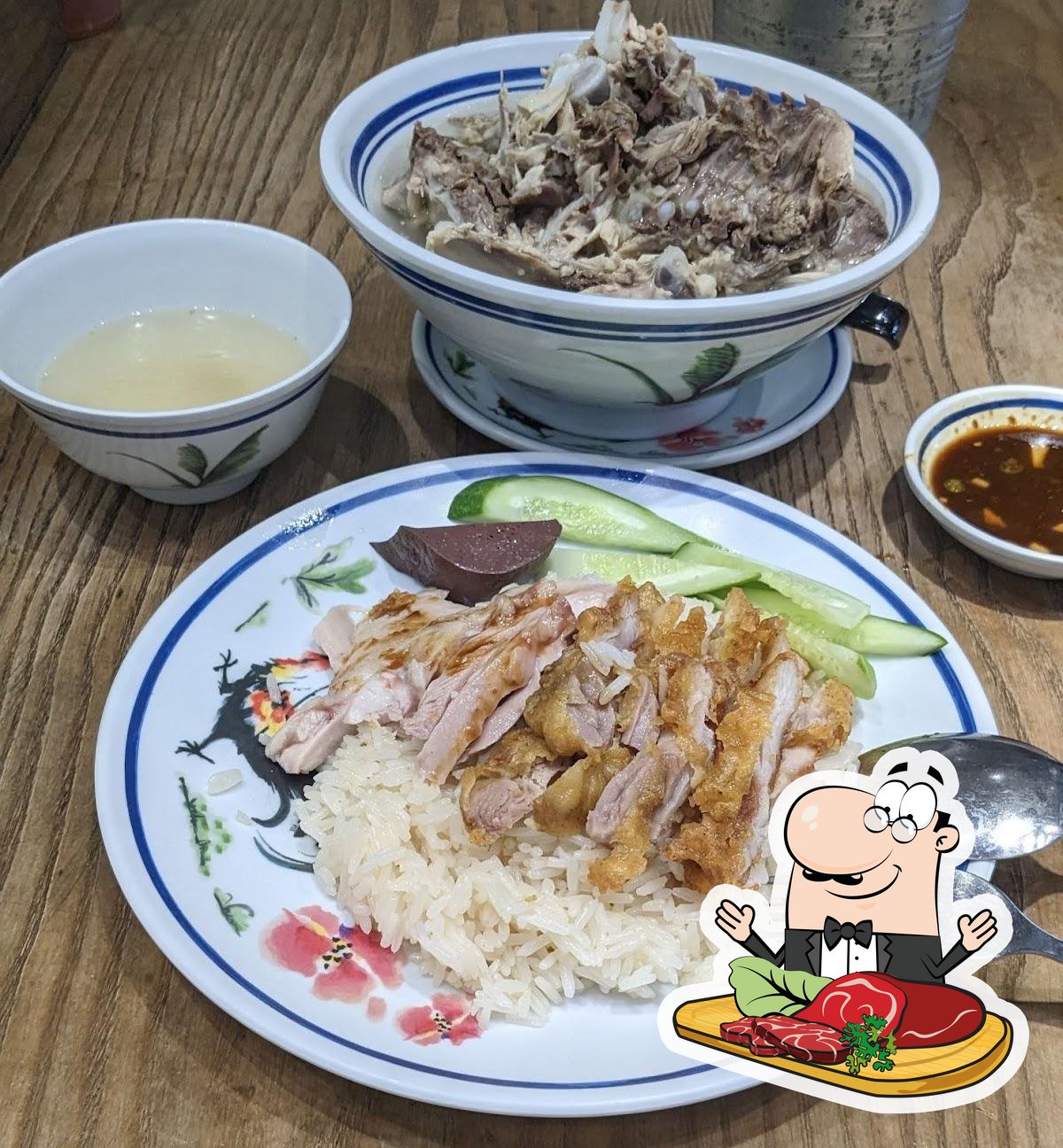 Попробуйте блюда из мяса в "Go Ang Pratunam Hainanese Chicken Rice 2".