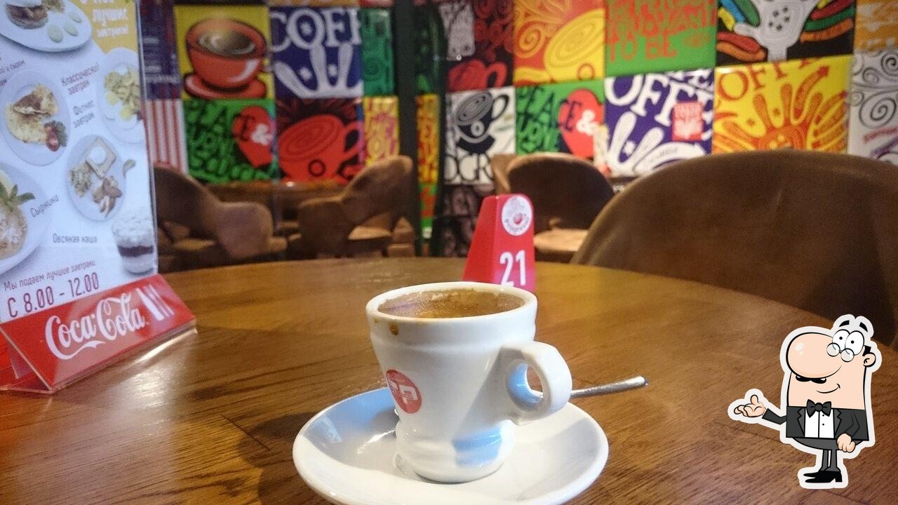 Посмотрите на внутренний интерьер "Caffe Progresso".