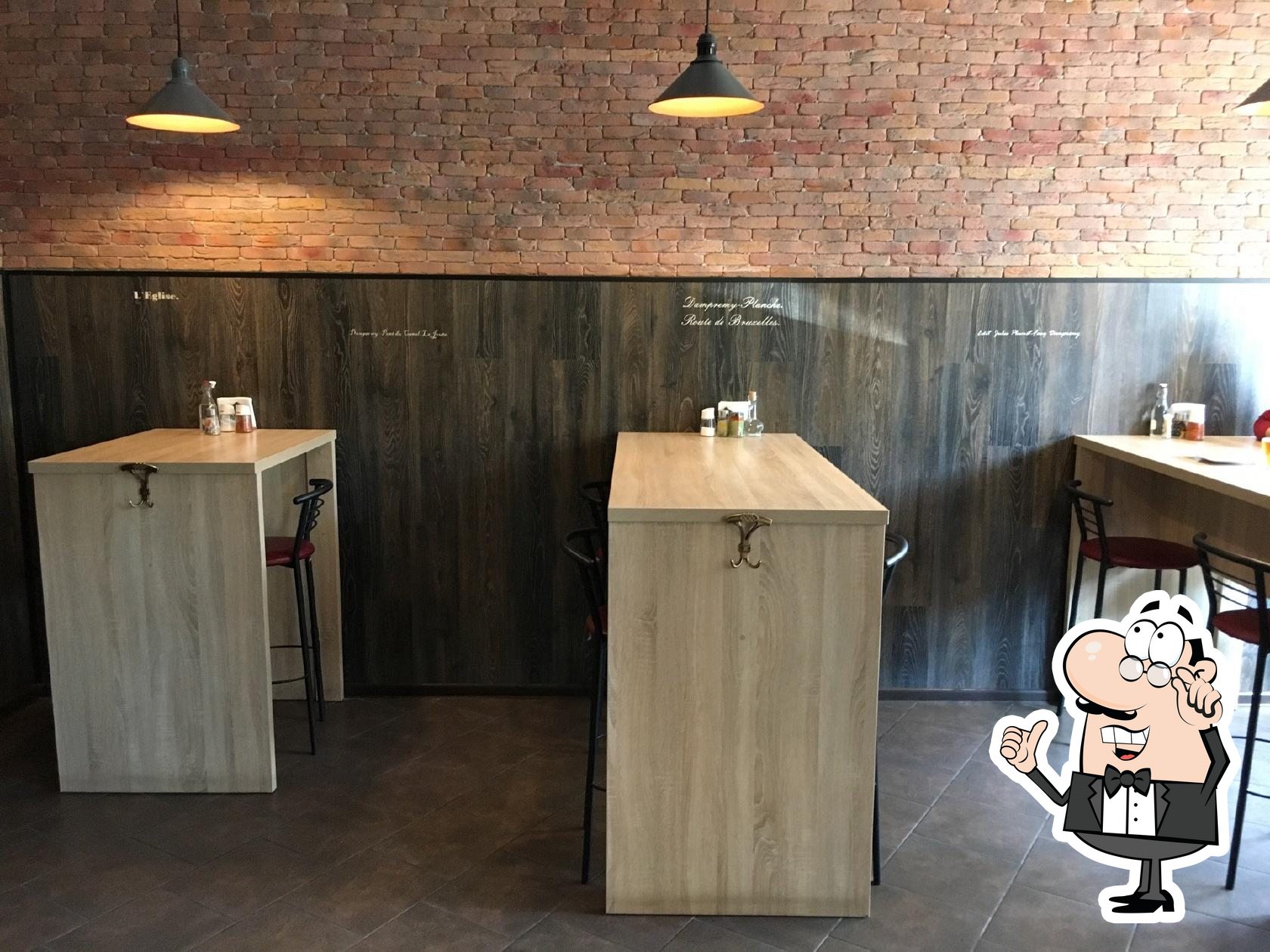 Посмотрите на внутренний интерьер "Caffe Dampremy".