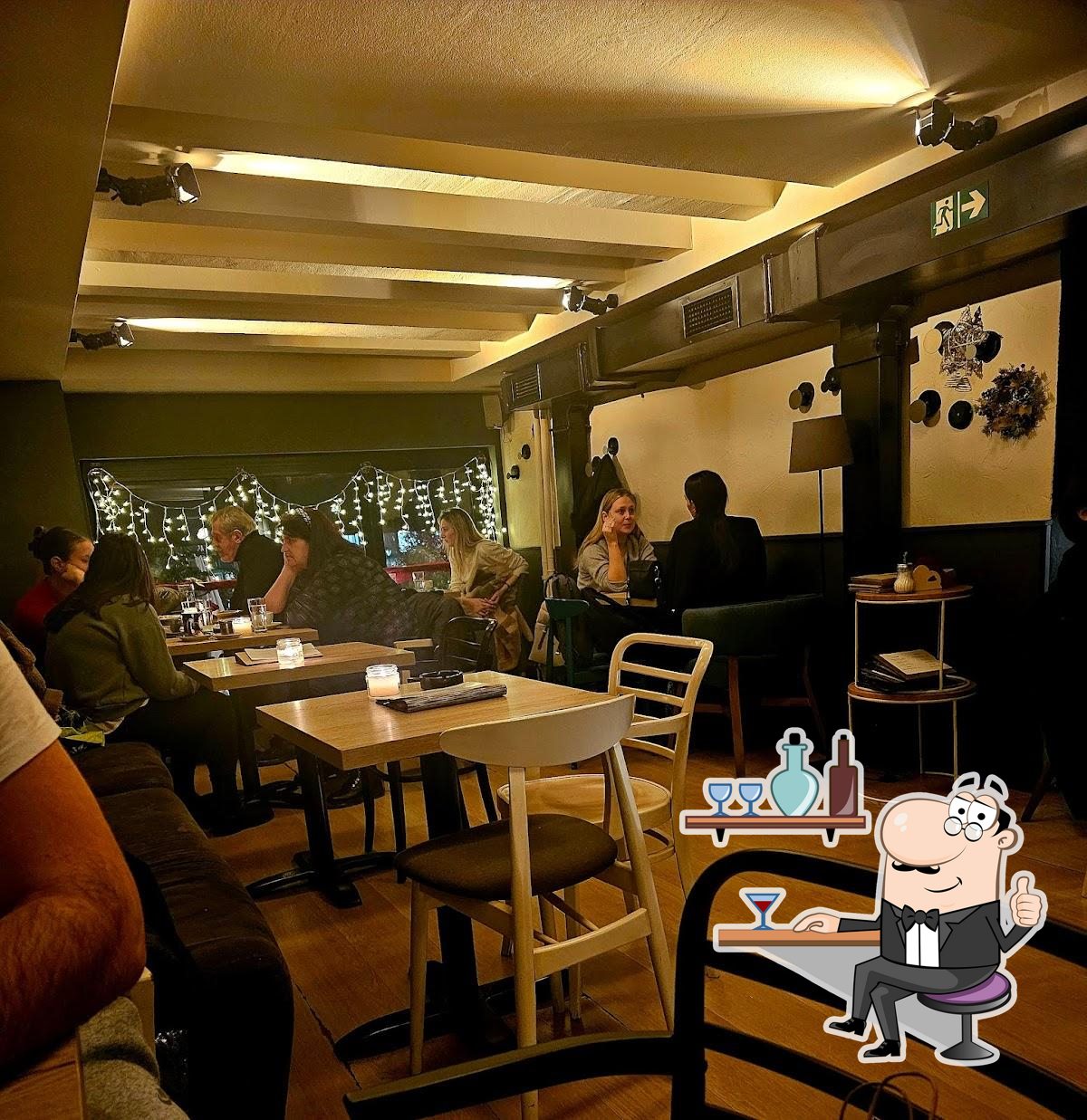 Посмотрите на внутренний интерьер "Roll Bar café&restaurant".