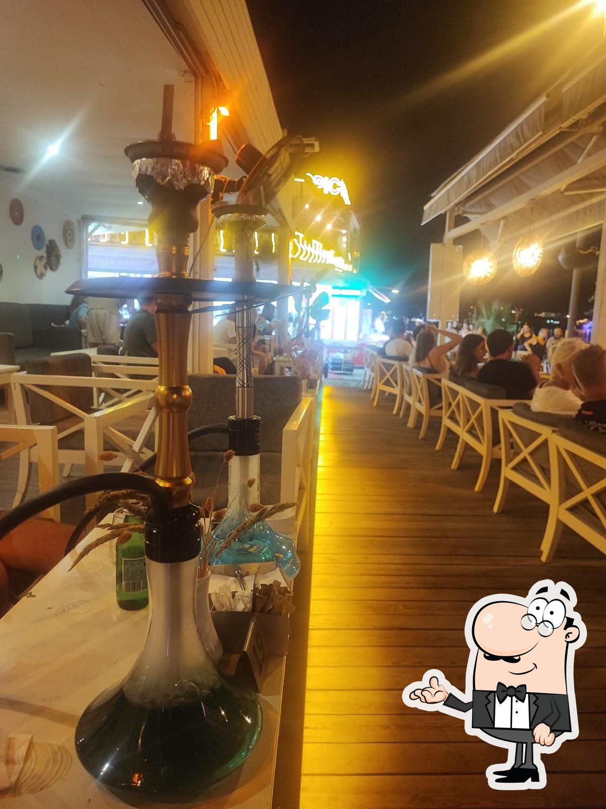 Посмотрите на внутренний интерьер "Lime Beach Restaurant & Bar".