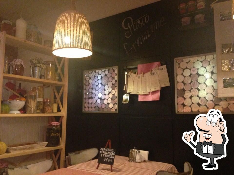 Посмотрите на внутренний интерьер "VERY TASTY CAFE".