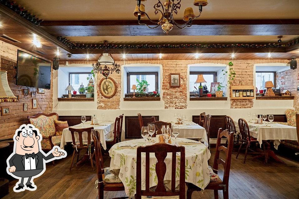 Посмотрите на внутренний интерьер "Osteria Gini".