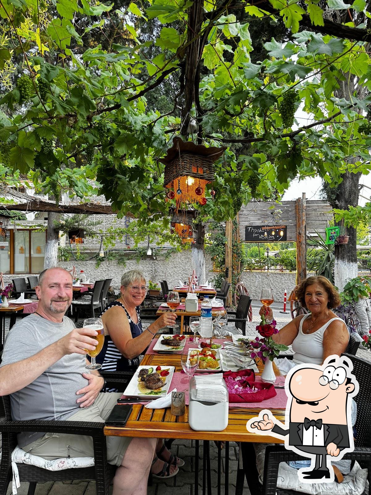 Забронируйте столик в "Surf Bar Restaurant".