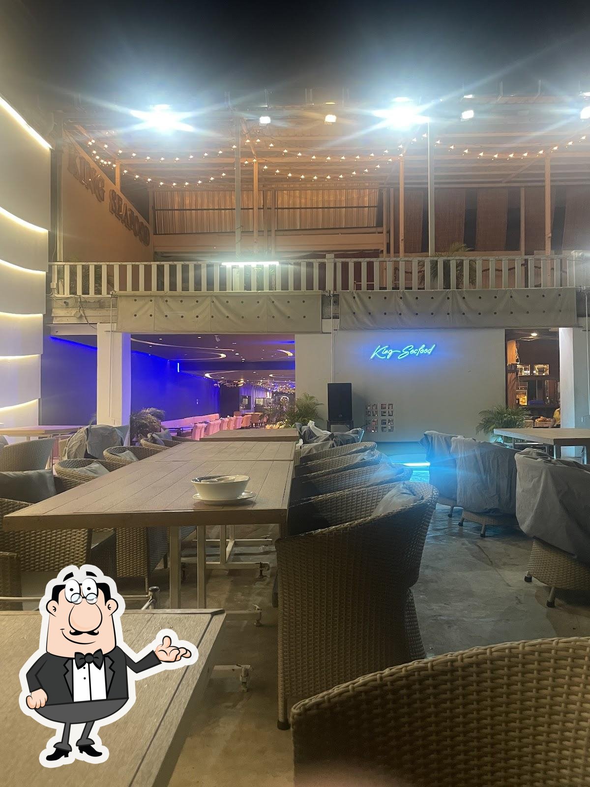 Посмотрите на внутренний интерьер "King Seafood​".