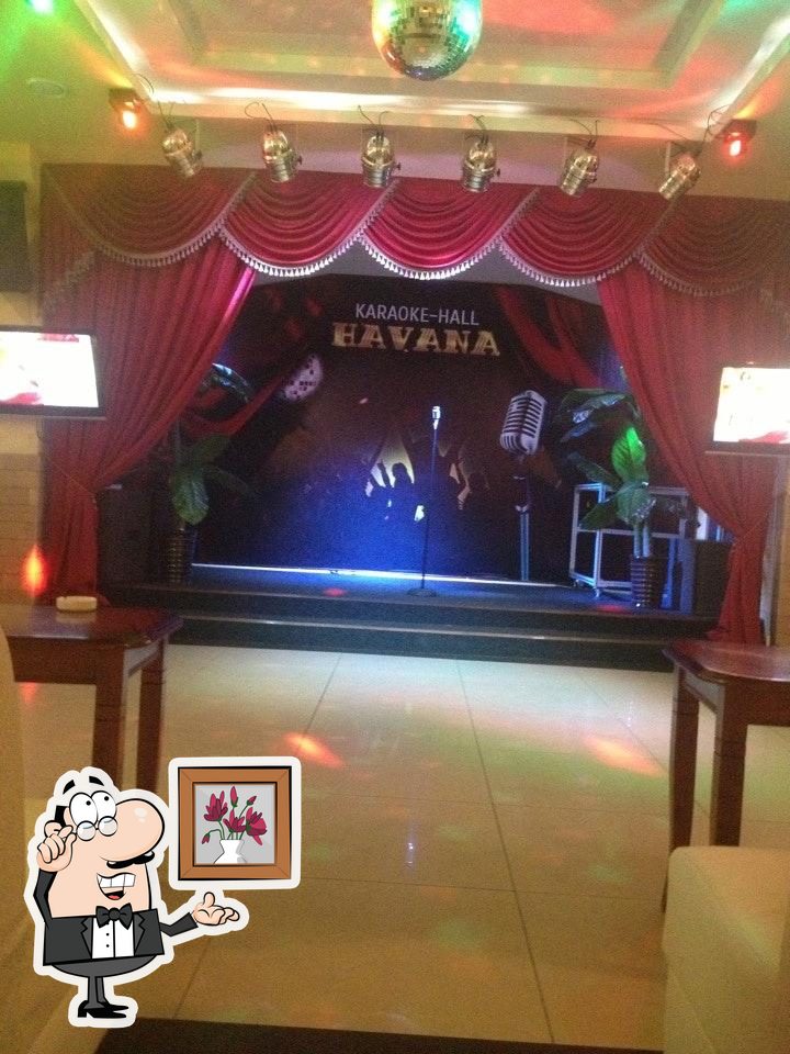 Посмотрите на внутренний интерьер "Havana Club Lounge".