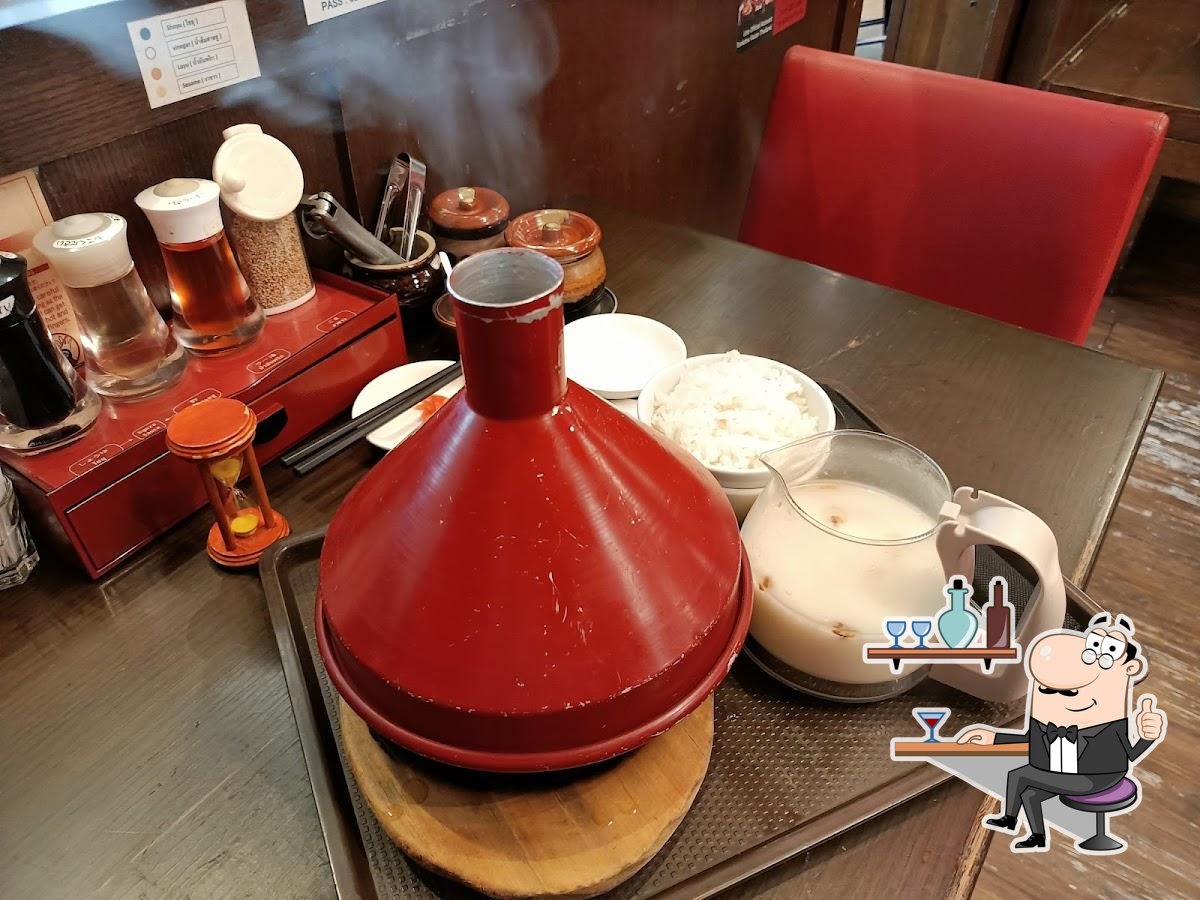 Посмотрите на внутренний интерьер "Tonkotsu Kazan Ramen Asok Jasmine".