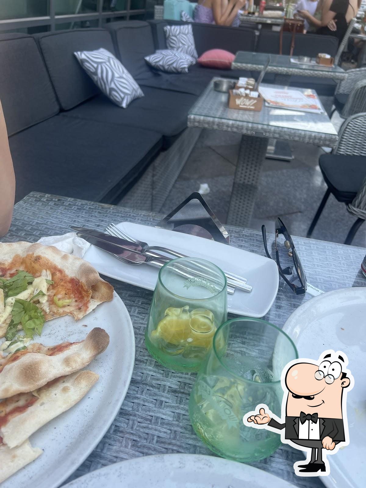 Посмотрите на внутренний интерьер "WOW Restaurant & Bar".