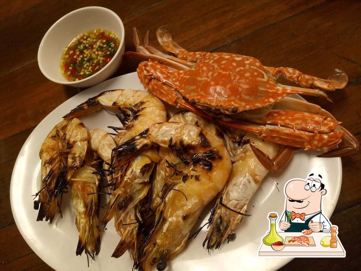 Гости  "Lung Sawai Seafood" могут  отведать  различные блюда из морепродуктов.