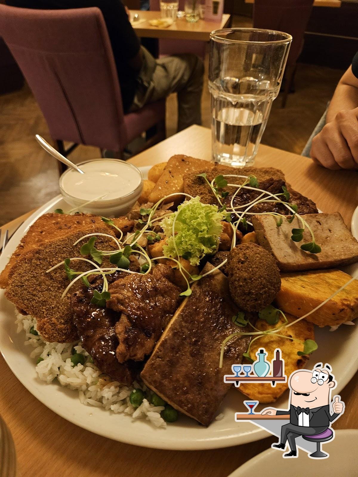 Забронируйте столик в "Napfényes Restaurant and Confectionery".
