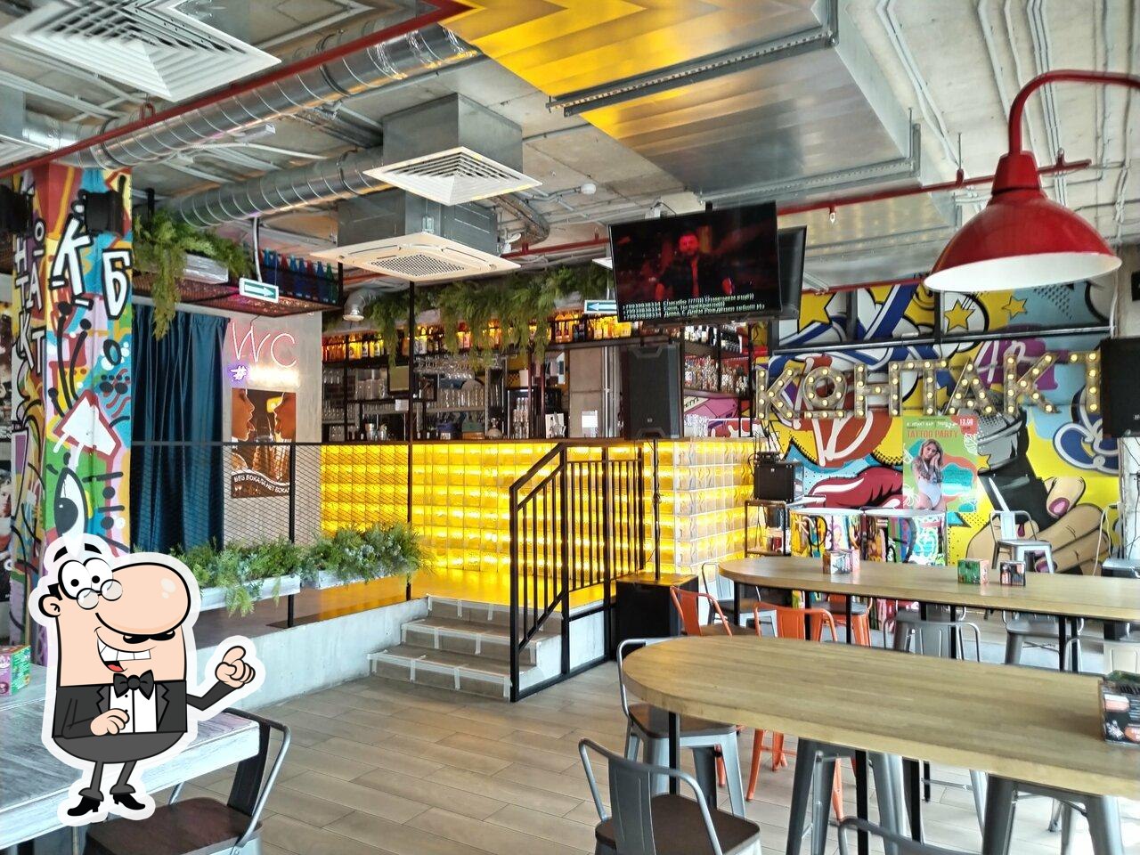 Посмотрите на внутренний интерьер "Контакт бар".