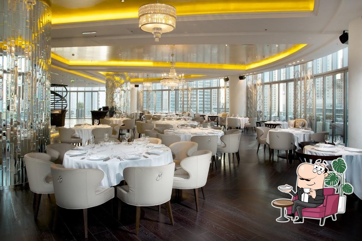 Посмотрите на внутренний интерьер "Atelier M Restaurant".