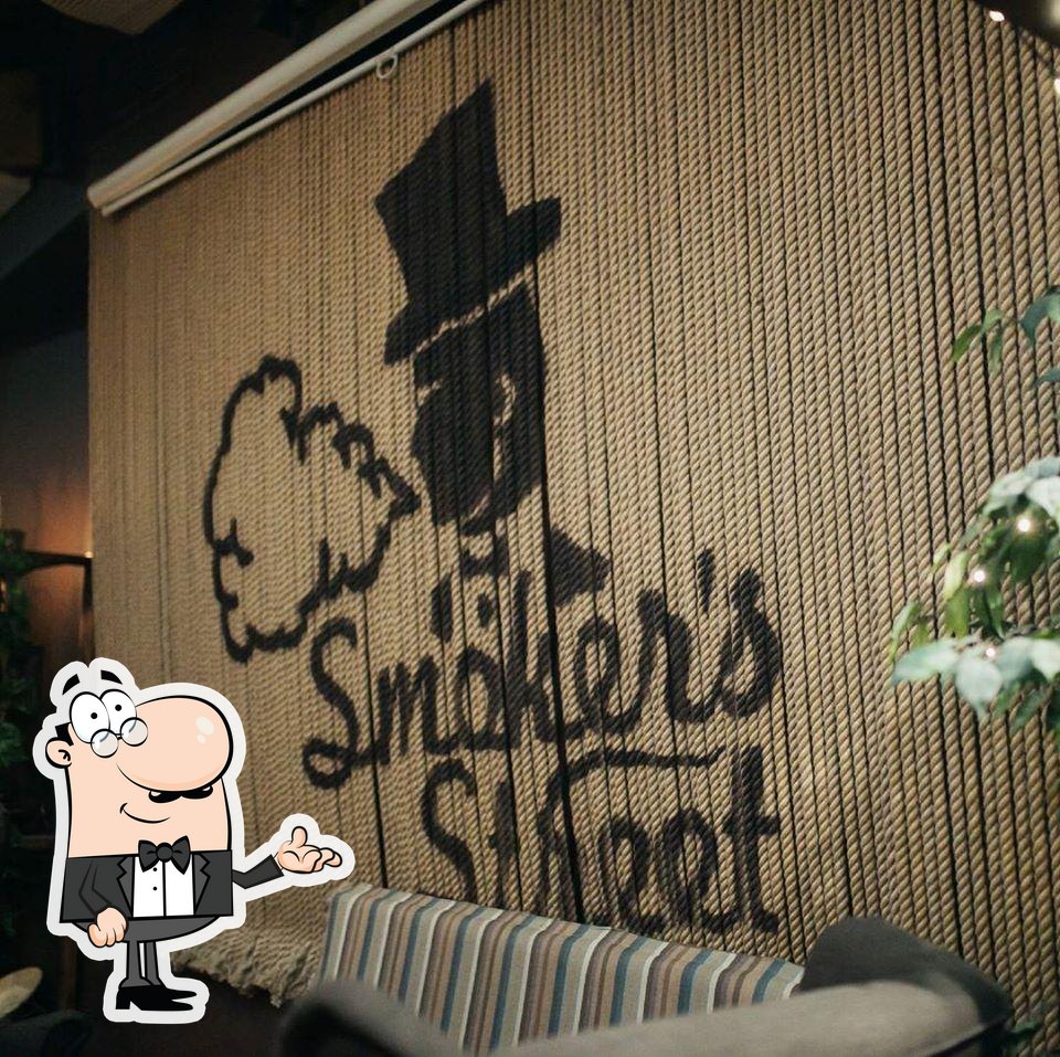 Посмотрите на внутренний интерьер "Smoker's Street".