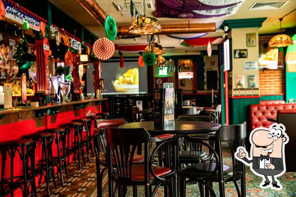 Посмотрите на внутренний интерьер "Harat's Pub".