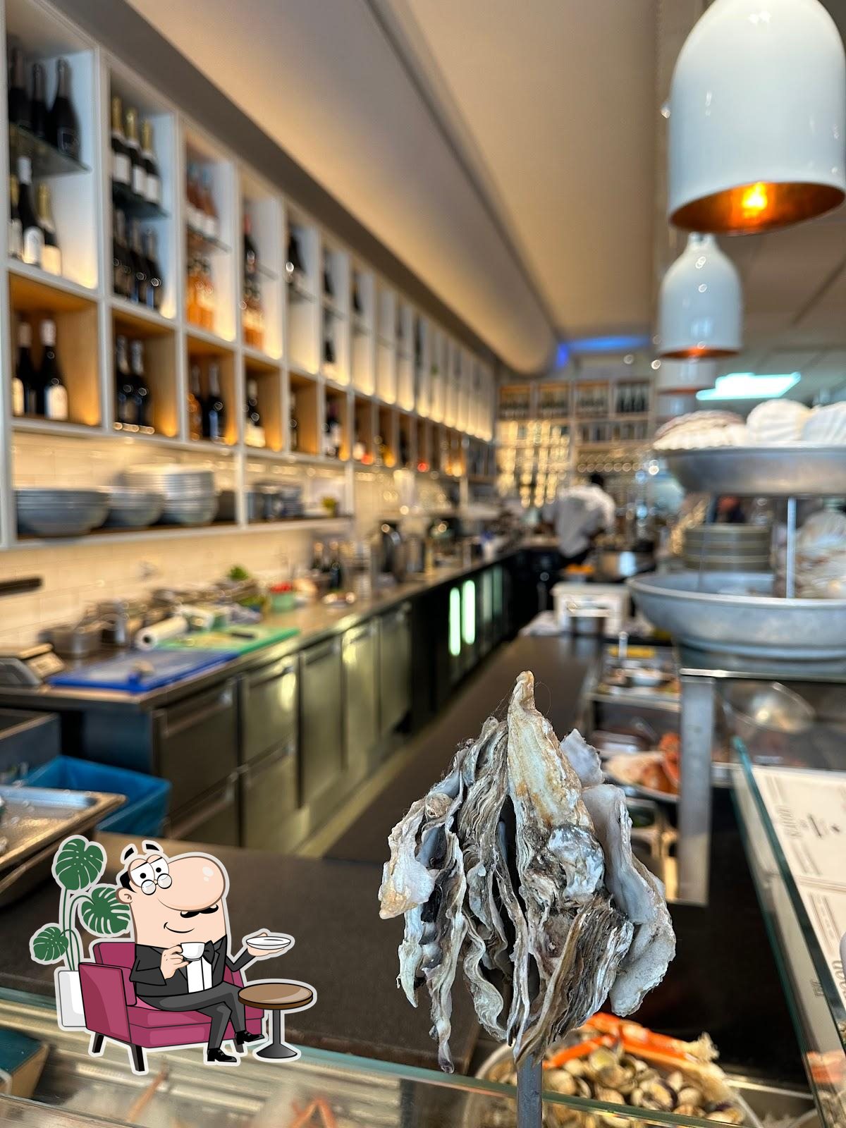 Забронируйте столик в "The Seafood Bar".