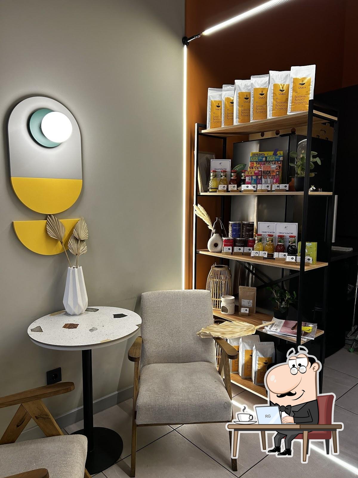 Посмотрите на внутренний интерьер "Varka Coffee".