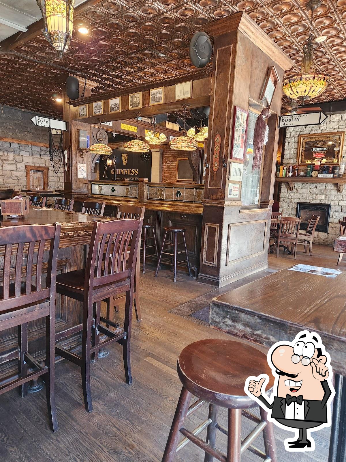Посмотрите на внутренний интерьер "Mckibbins Irish Pub".