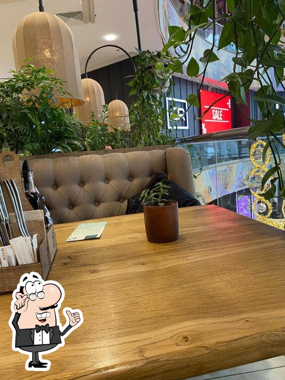 Посмотрите на внутренний интерьер "Osteria Mario".