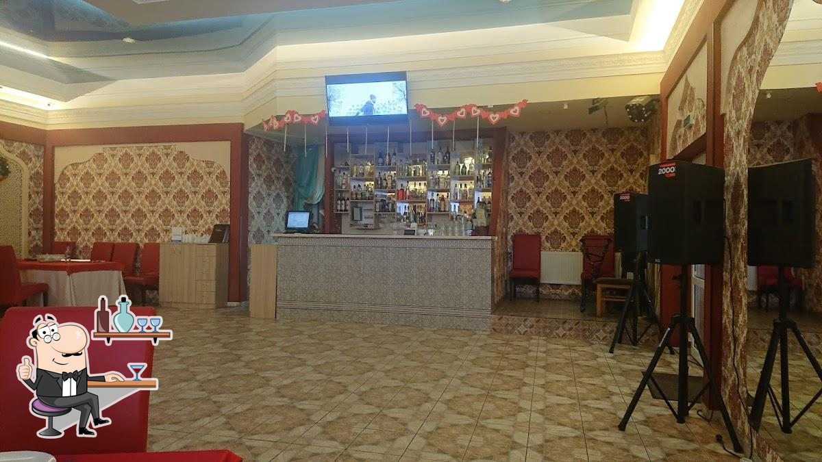 Посмотрите на внутренний интерьер "Баку".