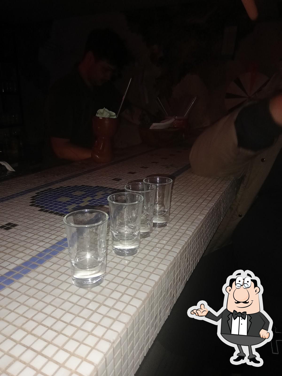 Забронируйте столик в "Neon monkey".