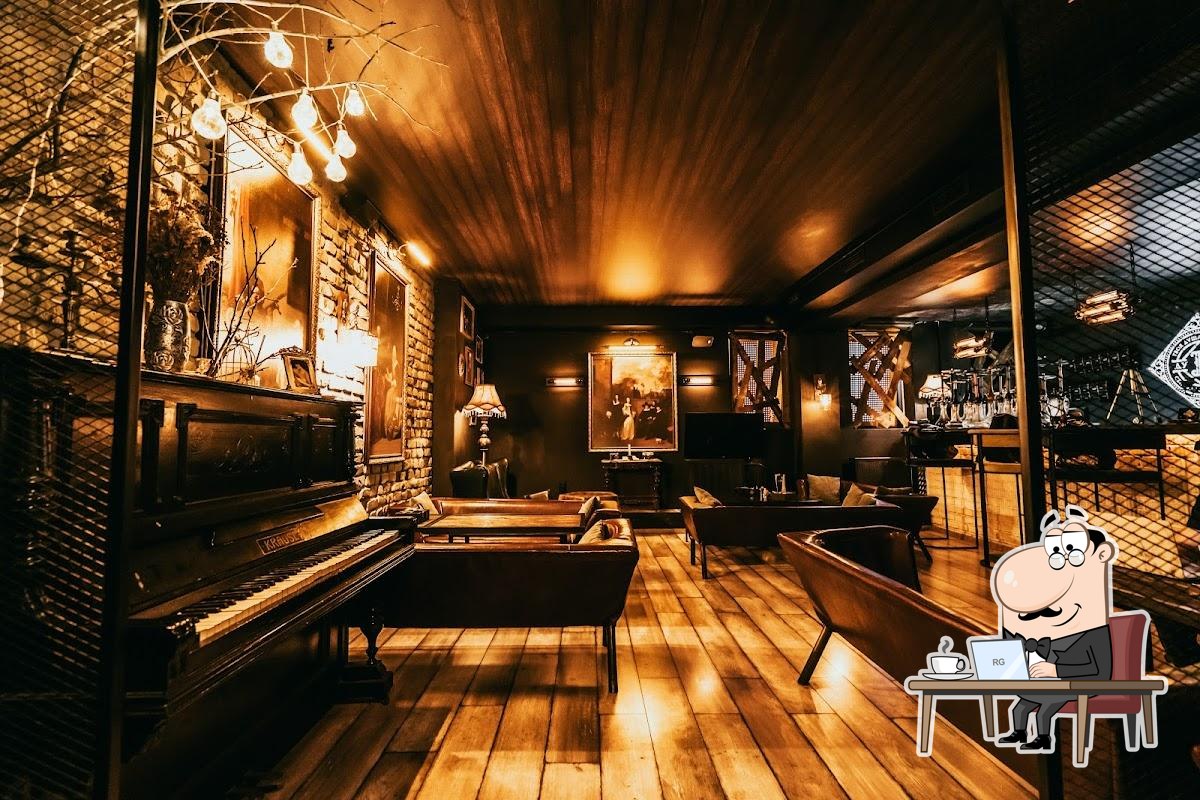 Забронируйте столик в "Вдуше Lounge".