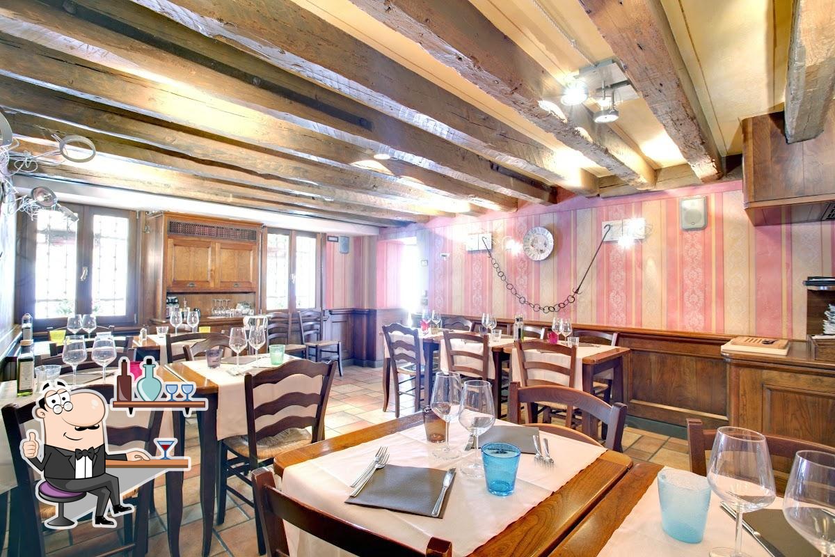 Посмотрите на внутренний интерьер "Osteria Al Pozzo Roverso".