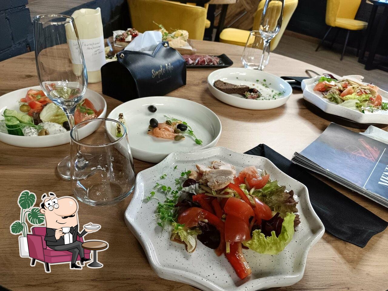 Посмотрите на внутренний интерьер "Steak House Bizon".