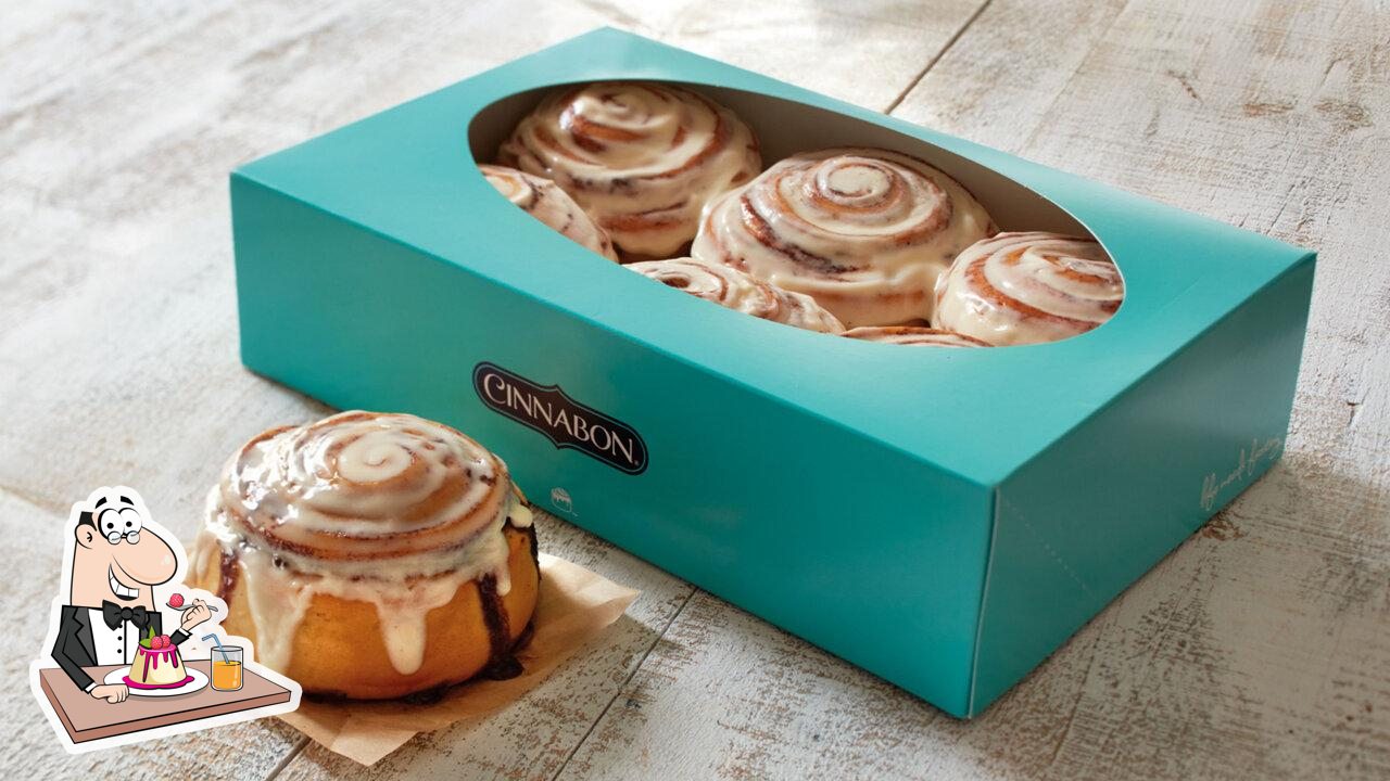 Не забудьте заказать десерт в "Cinnabon".