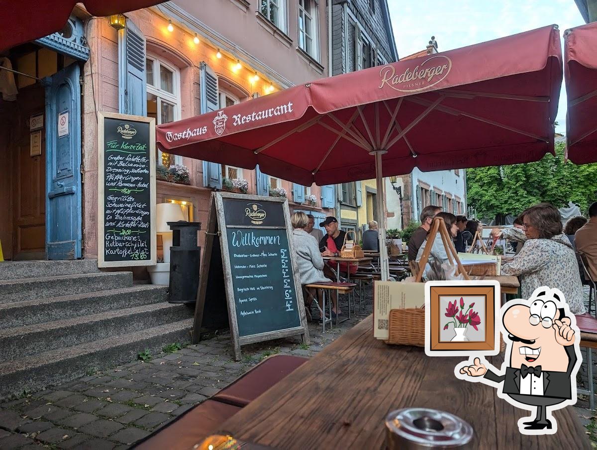 Посмотрите на внутренний интерьер "Gasthaus Zum Bären".