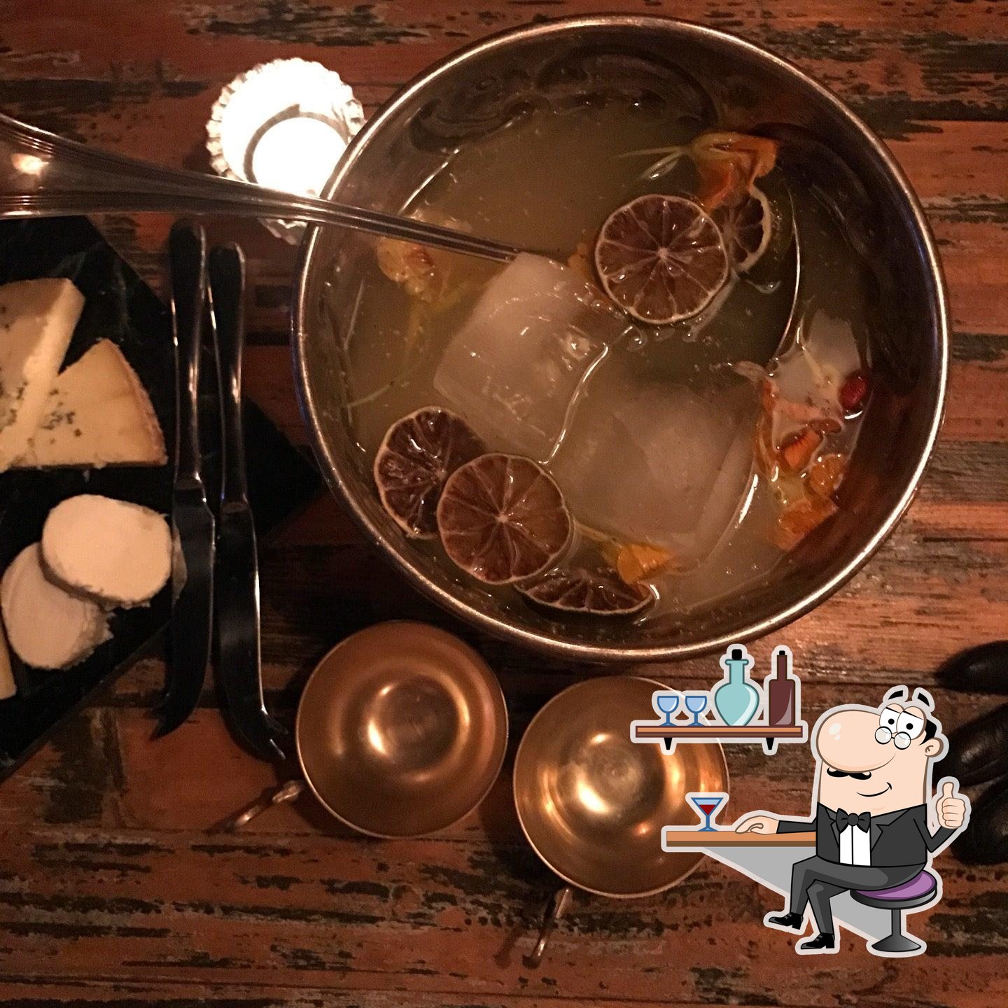 Посмотрите на внутренний интерьер "The Sun Tavern".
