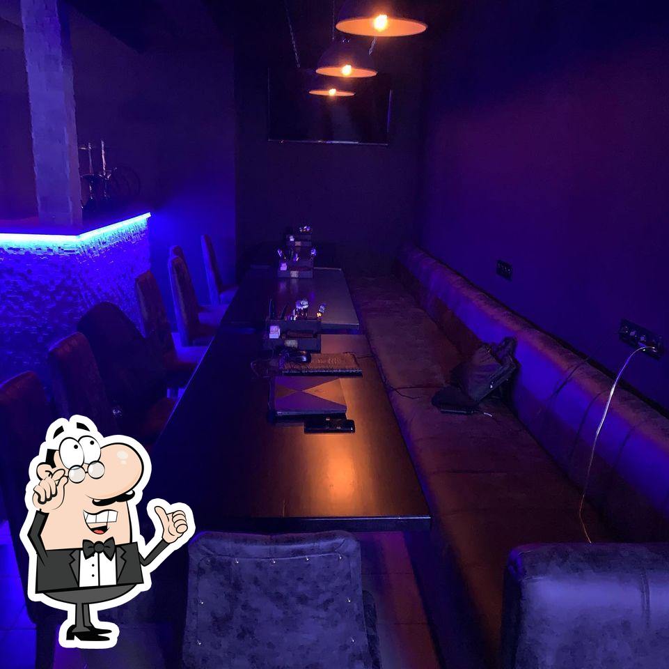 Посмотрите на внутренний интерьер "Boss Bar".
