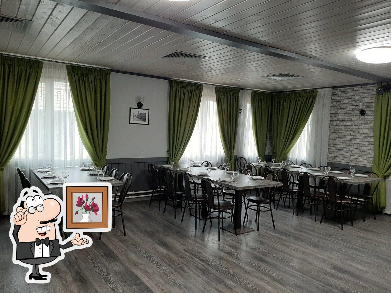 Посмотрите на внутренний интерьер "Рокки".