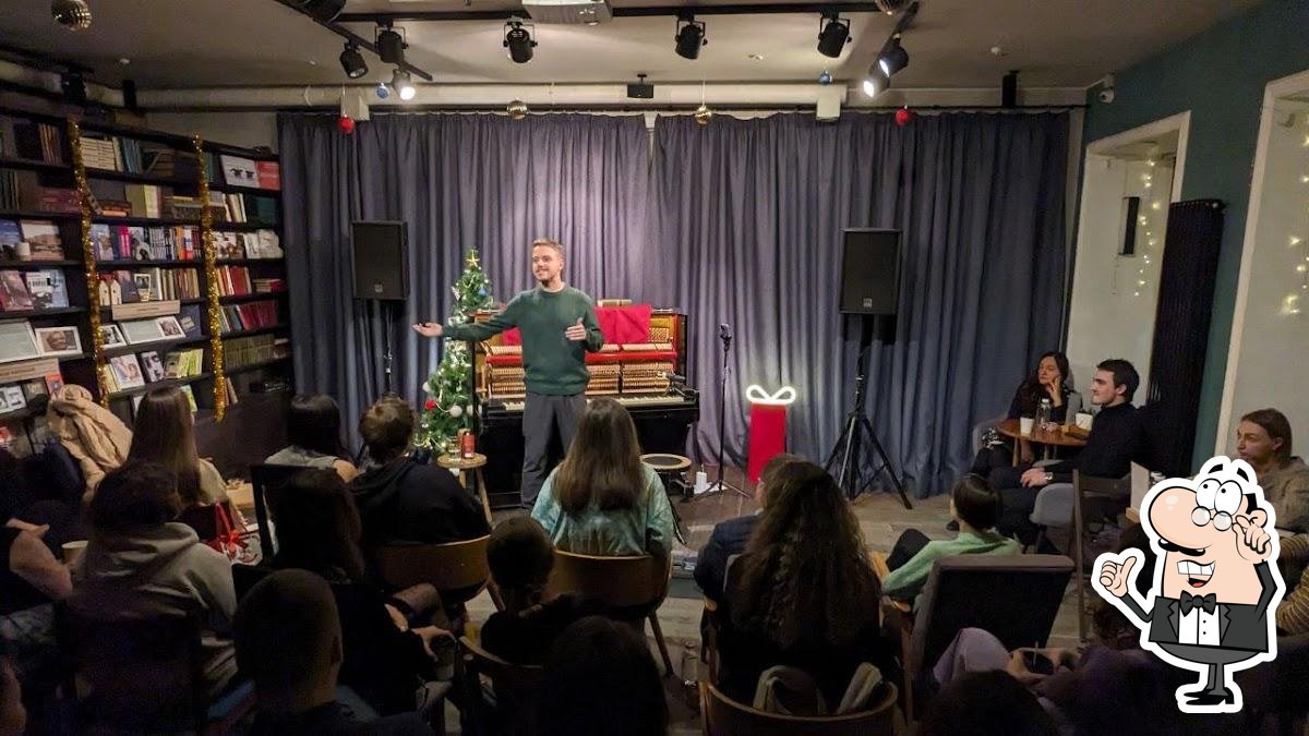 Посмотрите на внутренний интерьер "Книги и кофе".