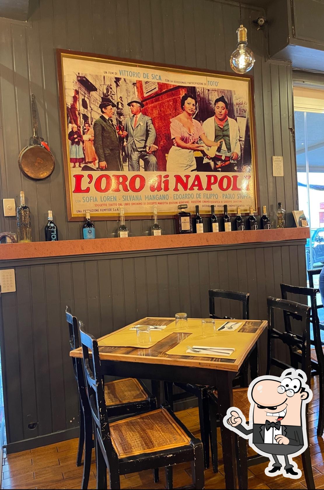 Посмотрите на внутренний интерьер "L'Oro Di Napoli".