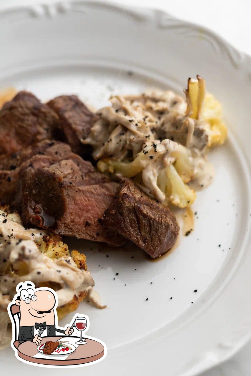 Тут большой ассортимент мясных блюд.